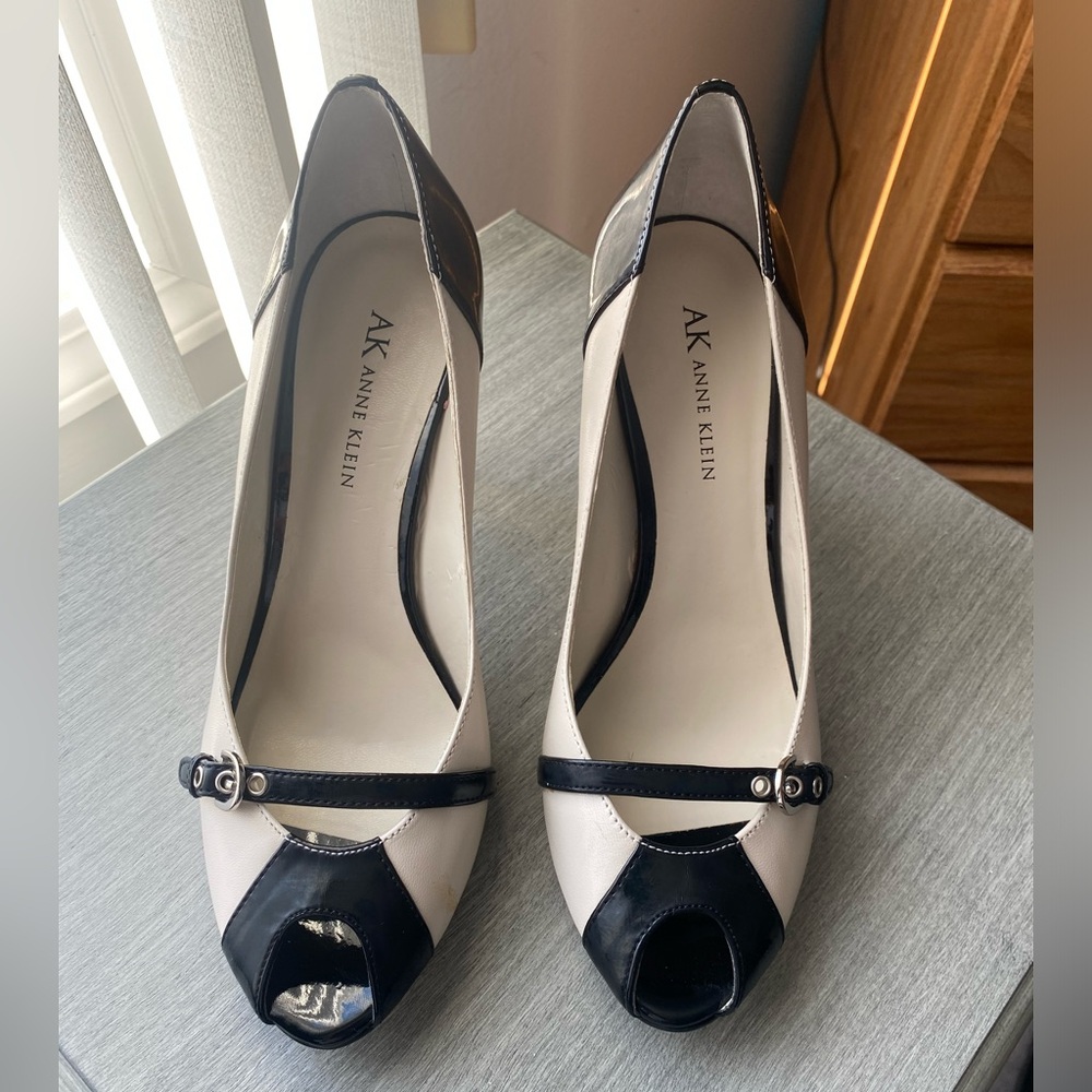Anne Klein Halo - Lt. Natural/Black Leather - Size 7.5 - New, never been worn